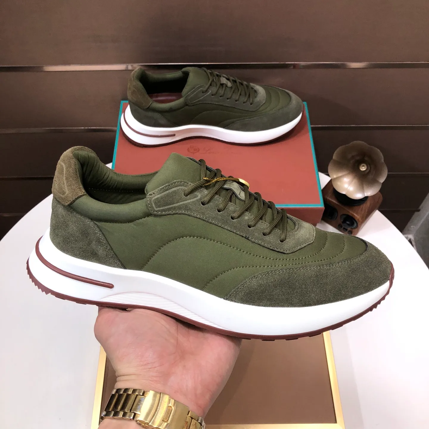 Men's shoes 💰600💰[𝐥𝐨𝐫𝐨 𝐏𝐢𝐚𝐧𝐚] lp classic loafers, an Italian treasure brand, the only brand that can match Hermès! Only after wearing it do we realize that we cannot let down our feet. The upper is imported cashmere, the lining of water-dyed cowhide ➕ the cowhide feet, the official original glass rubber outsole, and the pendant. Exclusive original packaging (tag ➕ brand paper ➕ outer box ➕ hand bag) code number: 38-45